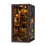 Front and side display of the Alchemy Master book nook, showing the illuminated magical workshop interior, wizard miniatures, potion shelves, wooden stairs, fantasy decorations and detailed side artwork.
