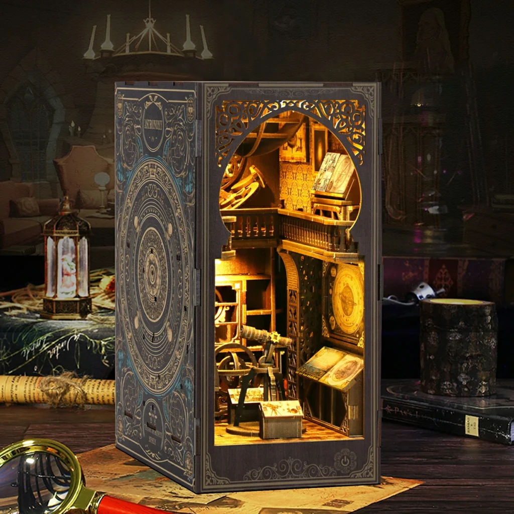 Magischer Book Nook displayed in a fantasy room setting with warm LED lighting, magical books, miniature furniture and vintage decorations.