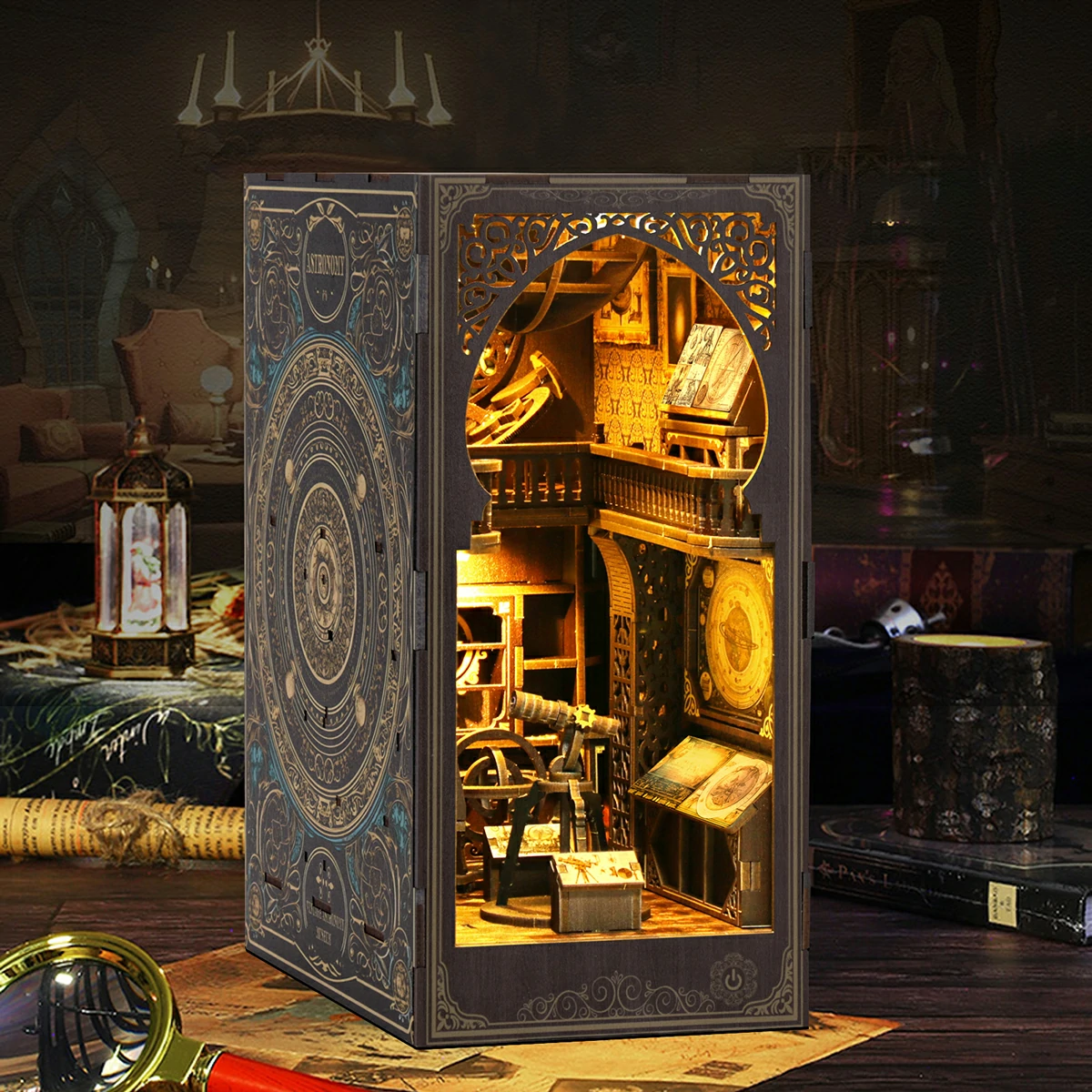 magischer-book-nook-fantasy-room-lifestyle-display Magischer Book Nook displayed in a fantasy room setting with warm LED lighting, magical books, miniature furniture and vintage decorations.