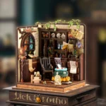 DIY-Zaubertrank-Werkstatt – Miniaturhaus-Bastelset | Modellbau-Kit im KleinformatCompleted Magic Potion Workshop DIY miniature scene displayed on books, featuring a bubbling cauldron, stained-glass window, potion bottles, magical books, butterflies, and alchemy decorations.